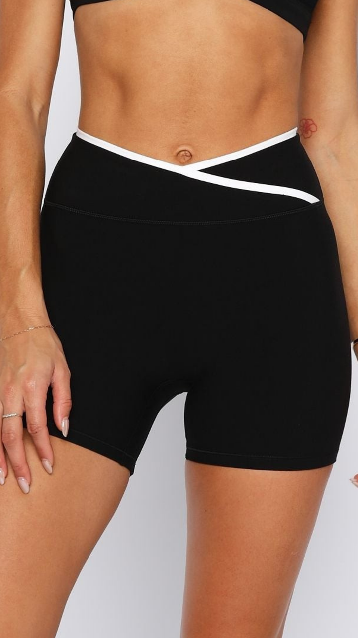 Arrow Shorts in Black